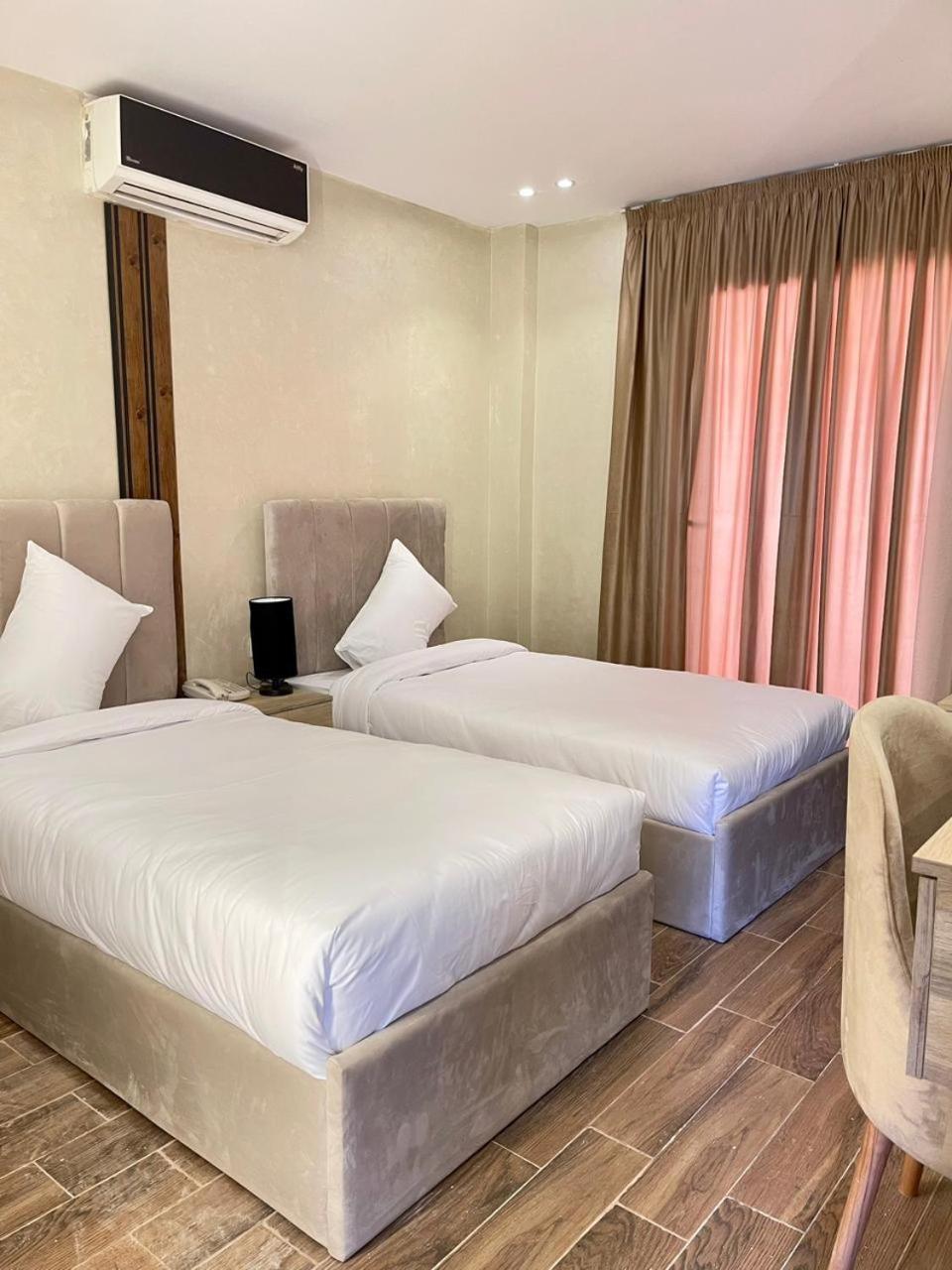 Cleopatra Tower Pyramid View Hotel Kafrat al Jabal Exterior foto